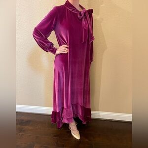 This is a stunning custom velvet dress! Large! Like New!